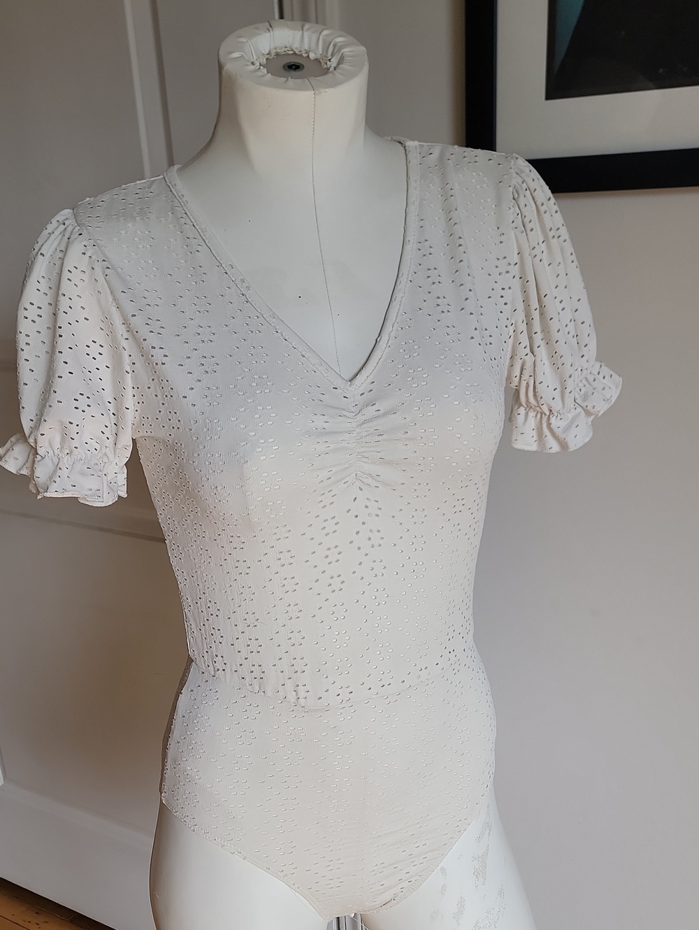 🍒 White Eyelet Knit Puff Sleeve V-Neck Bodysuit - Size Small